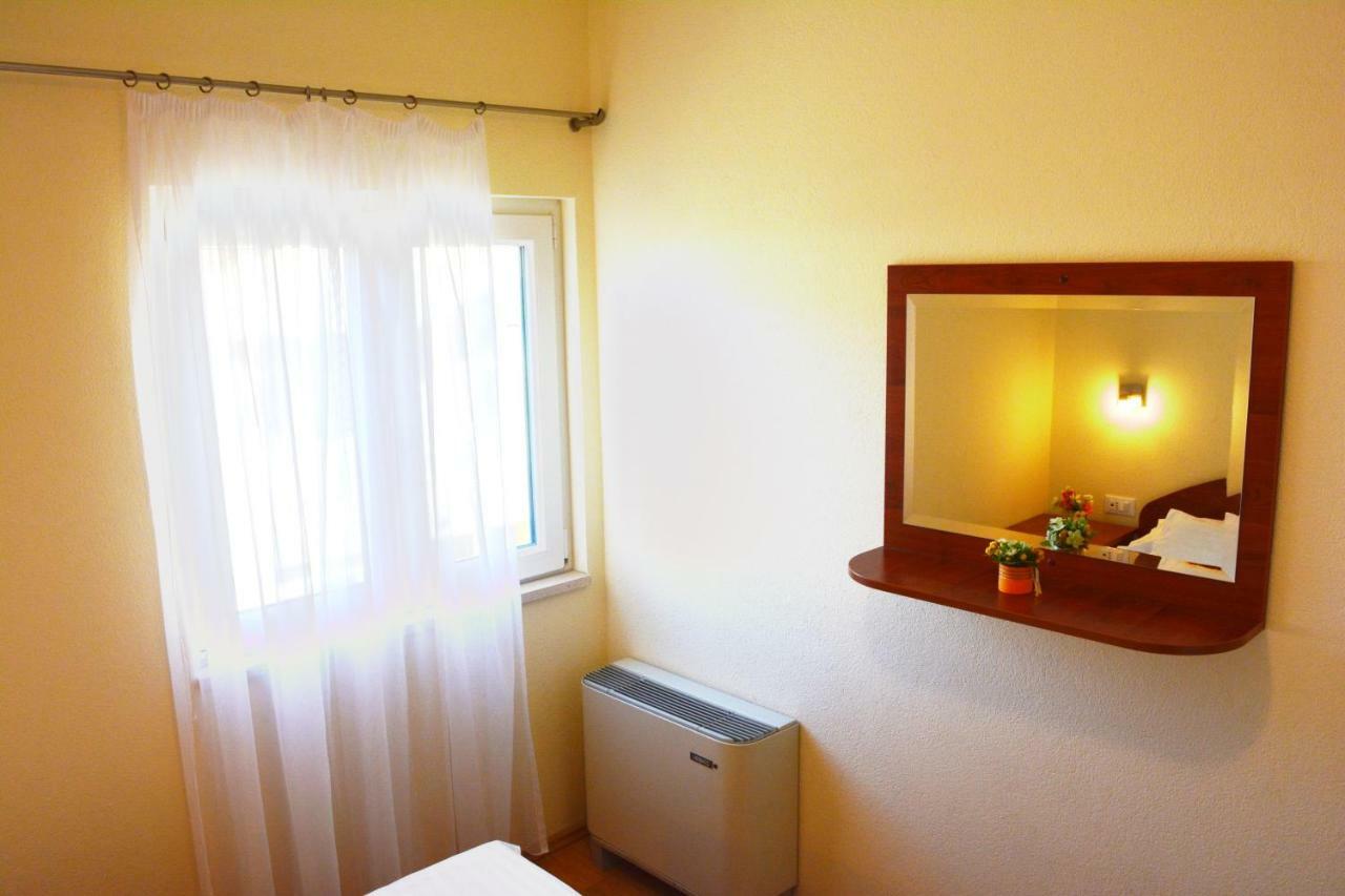 Apartments Villa Lili Tučepi Quarto foto